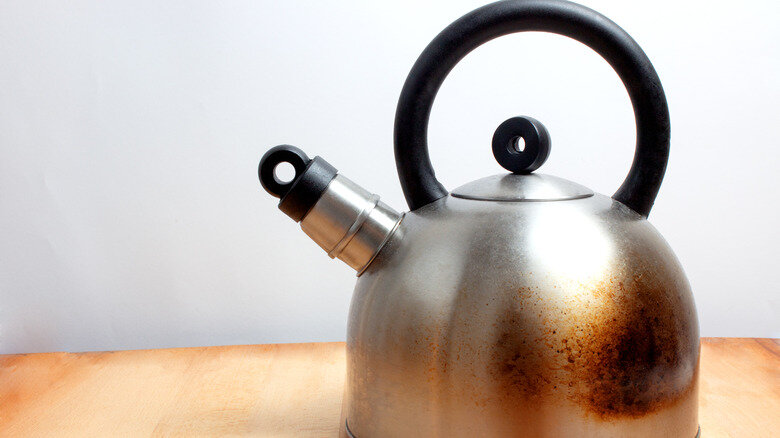 Making tea in a rusting kettle is unhealthy:
